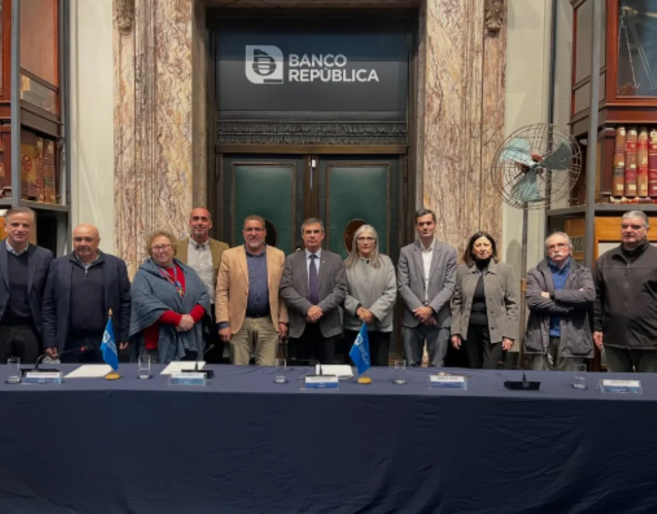 Banco República y CEPROTUR firman acuerdo para facilitar financiamiento de flota turística