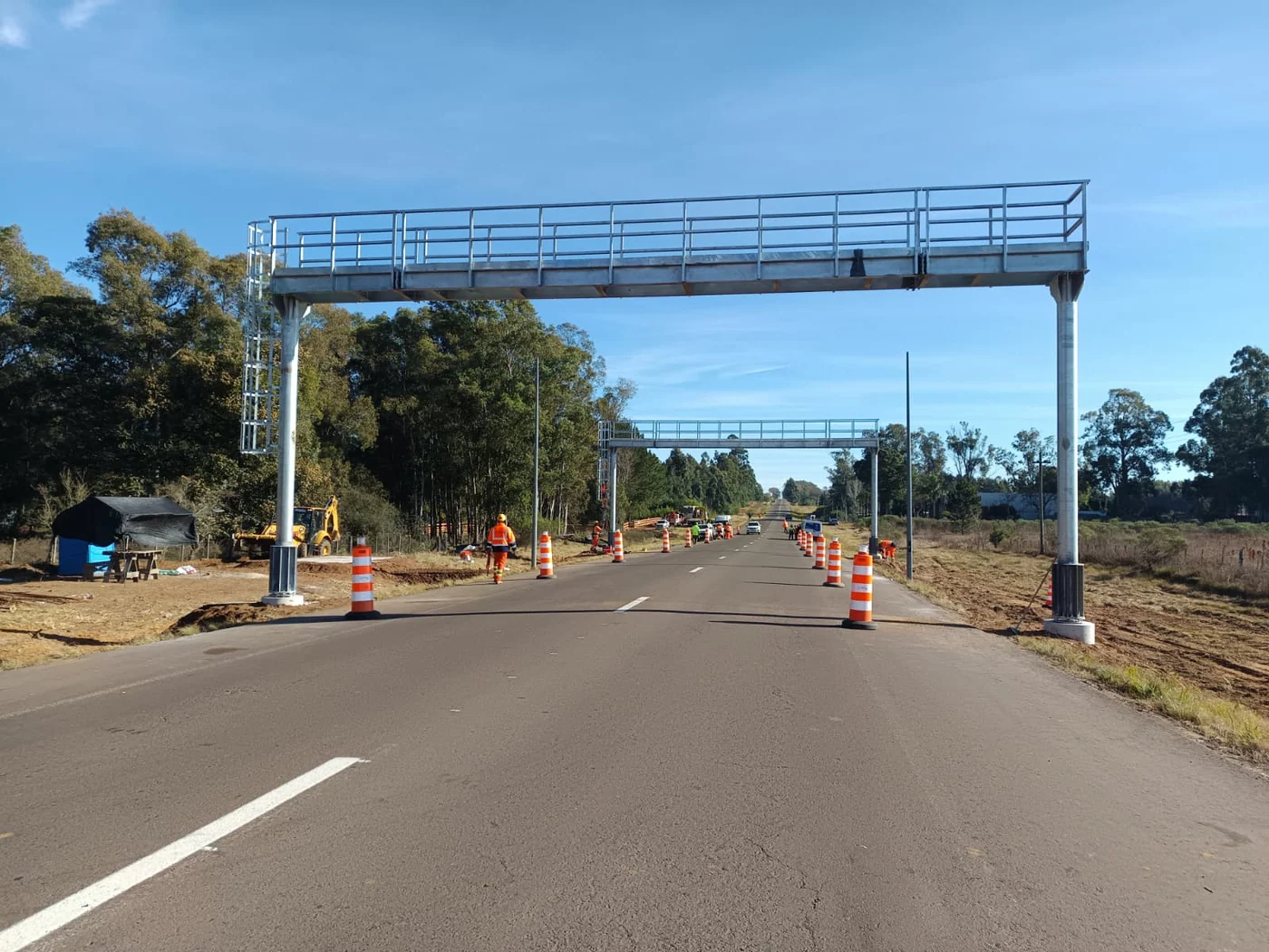 Instalan nuevos pórticos en la Ruta 27 para fortalecer control vial en Rivera