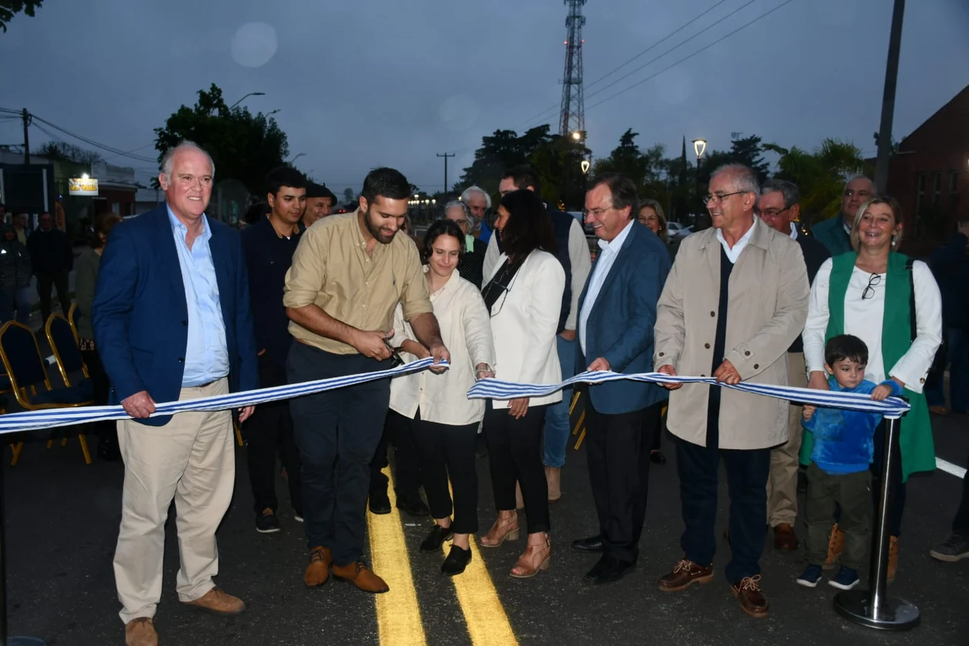 Inauguran obras clave de pavimentación e iluminación en Ismael Cortinas, Flores